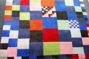 Ein frabenfroher Designer Teppich. Das Obermaterial ist Wolle. Auch hier hatte ein Teppichwäsche den gewünschten Erfolg.