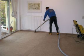 Teppichboden in privater Wohnung reinigen