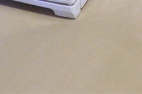 Kaffeflöecken aus Teppichboden entfernt