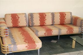Eine moderne Eckcouch im sletenen Design. Auch hier hatte unsere Polsterreingung Erfolg. Diese Couch steht in Oranienburg, bei einer langjährigen Kundin, für die wir ian aller Regelmäßiglket tätig sind.