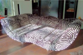 Breetz Laola, ein Designklassiker unter den Polstermöbeln. Hier im Zebra look. Der Bezugsstoff ist eine samtartige Mikrofaser. Sie wissen, was so ein Sofa kostet? Unsere professionelle Polsterreinigung ist günstiger.