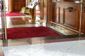 sauberer Teppichboden am Empfang eines Hotels