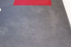 Lackfarbe aus Teppichboden entfernt