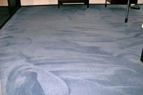 Blauer Velours Teppichboden nach Reinigung saubert