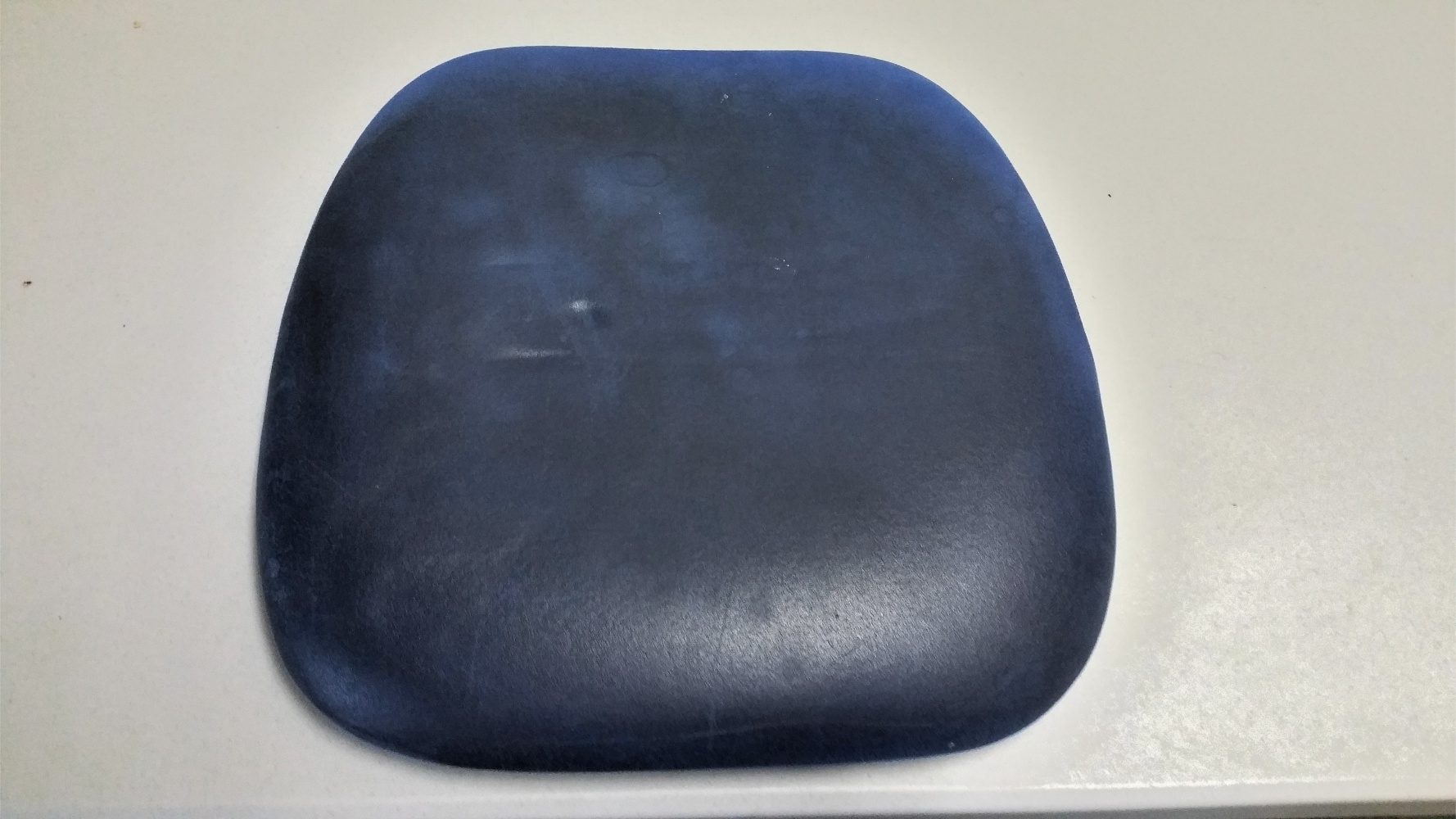 Hier sehen Sie eine demontierte Sitzfläche eines Stuhls. Ob blau wirklich die Grundfarbe war? Wer weiß? Für uns galt diese extreme Grundverschmutzug zu beseitigen.